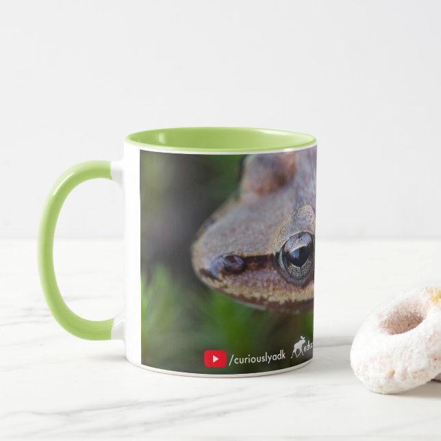 Neugierig Adirondack Frosch-Tasse Tasse (Mit Donut)