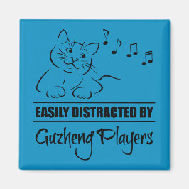 Neugierige Katze, die von Guzheng-Spielern leicht Magnet