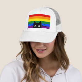 Neugierige schwarze Katze mit Regenbogenflagge Truckerkappe