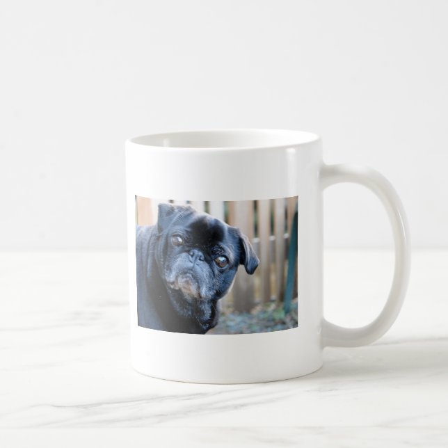 Neugierige schwarze Mops-Tasse Tasse (Rechts)