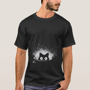 Neugierige schwarze süße Katze späht in Kessel Hal T-Shirt