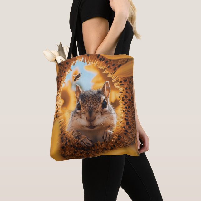 Neugieriger Chipmunk-Ping durch gegessen Sonnenblu (Von Nahem)