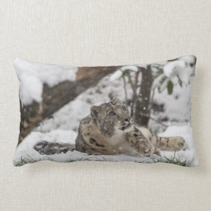 Neugieriger Schnee-Leopard im Schnee Lendenkissen