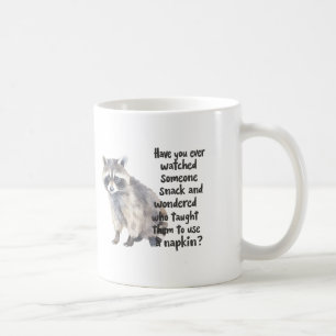 Neugieriger Waschbär mit lustigem Zitat über Snack Kaffeetasse