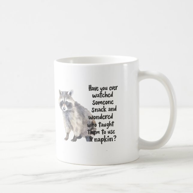 Neugieriger Waschbär mit lustigem Zitat über Snack Kaffeetasse (Rechts)