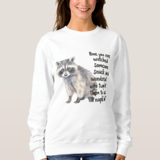 Neugieriger Waschbär mit lustigem Zitat über Snack Sweatshirt