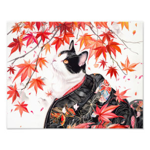 Neugieriges Kätzchen im Herbstlaub in chinesischer Fotodruck