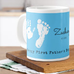 Neuigkeiten zum ersten Vatertag drucken Jumbo-Tasse<br><div class="desc">Maßgeschneiderte gedruckte Tasse personalisiert mit dem Hinzufügen Ihrer Neugeborenen Drucke und den Worten "Happy First Vatertag ♥️ Wir Liebe Sie" mit Namen und Datum.</div>