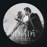 Neulich romantische moderne Personalisierte Großuh Große Wanduhr<br><div class="desc">Dieses stilvolle Uhrwerk bietet Ihnen Ihr bestes Foto für Hochzeiten,  mit eleganter,  handgeschriebener Schrift-Typografie "mr und mrs" und einem Platz,  um Ihren Familiennamen hinzuzufügen. Ein perfektes Geschenk für Hochzeiten,  Jubiläen etc.</div>