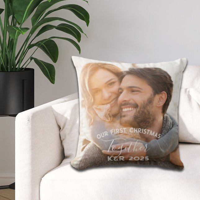 Neulich vermählt unser erstes Weihnachtsfest zusam Kissen (Newly Weds Our First Christmas Together Photo Throw Pillow)