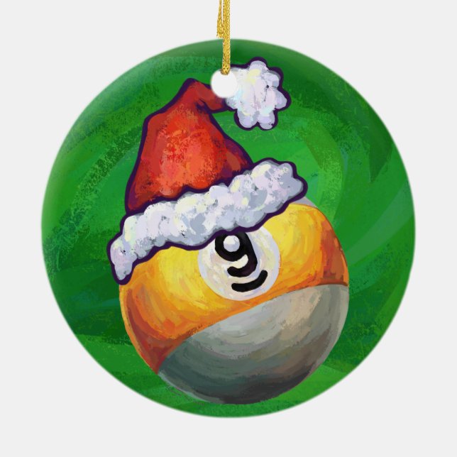 Neun Ball in Weihnachtsmannmütze über Grün Keramikornament (Hinten)