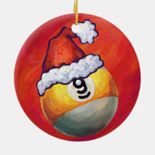 Neun Ball in Weihnachtsmannmütze über Rot Keramikornament