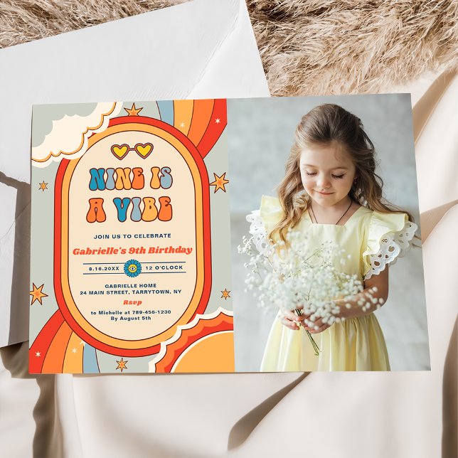 Neun ist ein Vibe Groovy Retro Rainbow 9. Geburtst Einladung (Von Creator hochgeladen)
