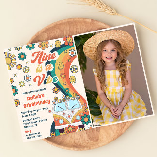 Neun ist eine Vibe Retro Floral 9. Geburtstagspart Einladung