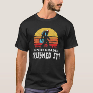 Neunte Klasse: Erdrückt! Funny Bigfoot End of Scho T-Shirt