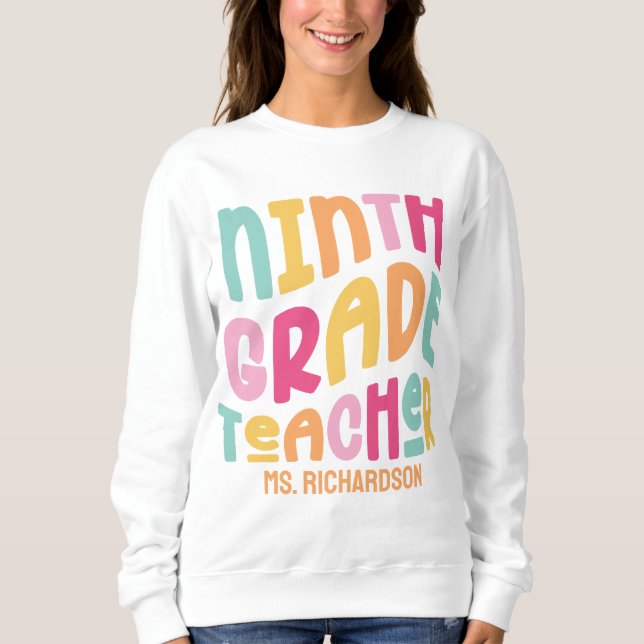 Neunter Klasse Lehrer farbiger Retro-Text Sweatshirt (Vorderseite)