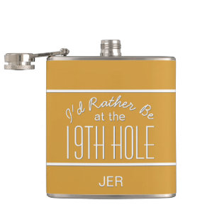 Neunzehntes Loch Golfplatz Zitat Monogramm Gelb Flachmann