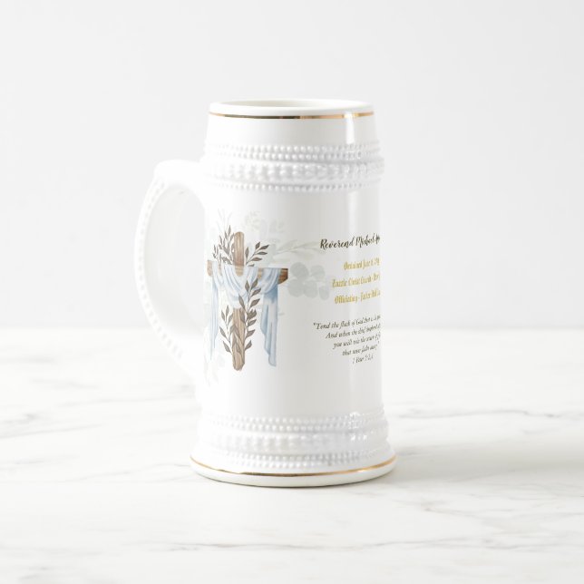 Neuordinierter Priesterpastor Deacon Ministerin Ta Bierglas (Vorderseite Links)