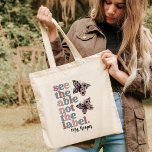 Neurodivere Besondere Bildung Personalisiertes Ges Tragetasche<br><div class="desc">Diese personalisierte "See the Able Not the Label" Blumenschmetterling-Tasche ist perfekt für jeden Lehrer! Diese Tasche eignet sich hervorragend, um alle Vorräte und Ausrüstungen Ihrer Lehrer zu tragen, und macht einen großartigen Abschluss oder ein Geschenk von hinten an die Schule. Außerdem wird es aus langlebiger Leinwand hergestellt, die über viele...</div>