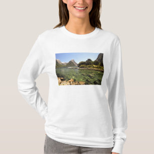Neuseeland, Mitre Peak und Bowen River mündend T-Shirt