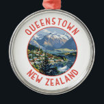 Neuseeländischer Retro-Distressed Circle Ornament Aus Metall<br><div class="desc">Queenstown Retro Vektor Reise Design. Es liegt am Ufer des Wakatipu-Sees der Südinsel,  Set gegen die dramatischen Südalpen.</div>