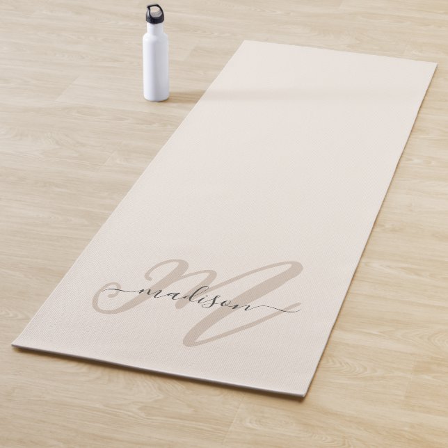 Neutral Beige Boho Script Monogram und Name Yogamatte (Beispiel)