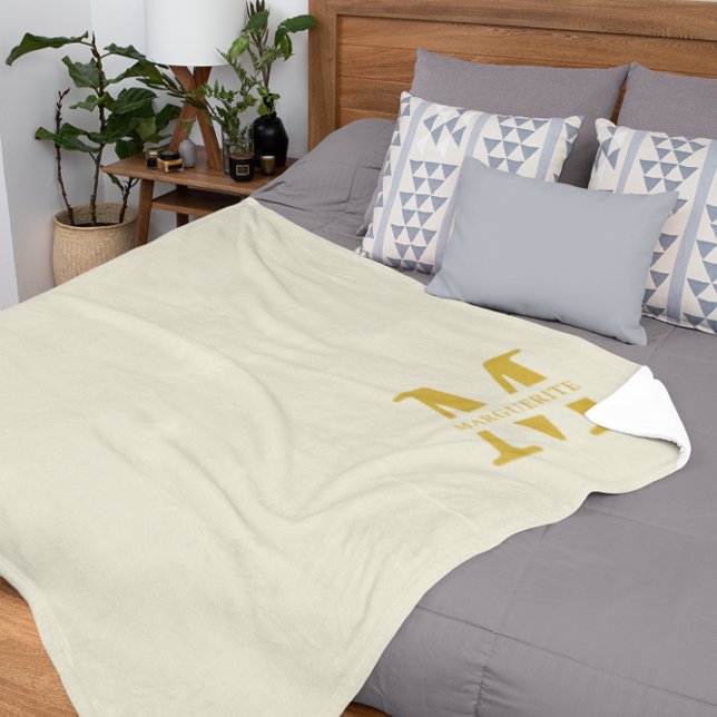 Neutral Beige Gold Monogram Fleecedecke (Von Creator hochgeladen)