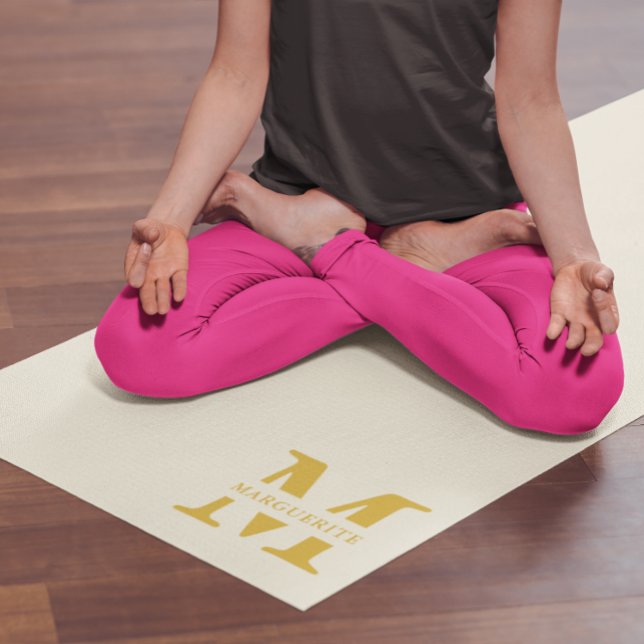 Neutral Beige Gold Monogram Yogamatte (Von Creator hochgeladen)