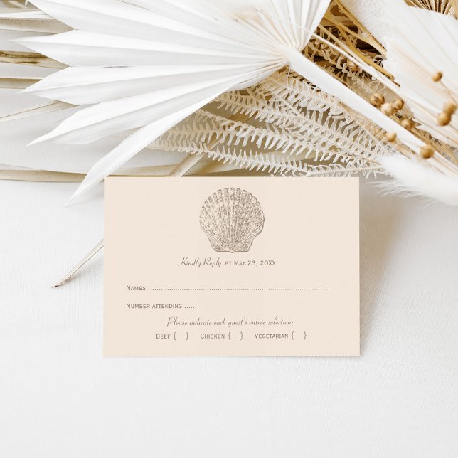 Neutral Beige Seashell Beach Wedding RSVP Karte (Von Creator hochgeladen)