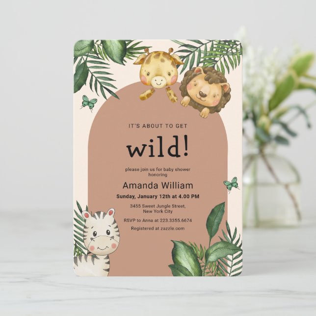 Neutral Boho Arch Wild Sarafi Animals Baby Shower Einladung (Stehend Vorderseite)