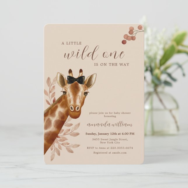 Neutral Boho Wilderness Safari Giraffe Baby Shower Einladung (Stehend Vorderseite)