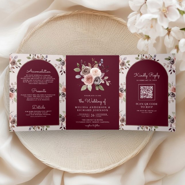 Neutral Taupe Floral QR Code Burgundy Wedding Dreifach Gefaltete Einladung (Von Creator hochgeladen)