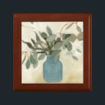 Neutrale Anordnung - gestempelte Blätter Erinnerungskiste<br><div class="desc">Neutrales Arrangement II von Emma Scarvey. Die Eigenschaften wurden in eine Vase eingearbeitet.</div>