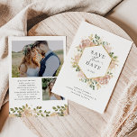 neutrale Wasserfarbenfloral | SAVE THE DATE<br><div class="desc">Diese atemberaubende Hochzeit bewahrt die Dattelkarten mit einem vergoldeten geometrischen Rahmen von Imitaten, umgeben von üppigen, wasserfarbenneutralen Blume in neutralen Erdtönen, wie Beige Pfirsich, staubige Rose und weiches Grün mit goldenen Akzenten und Blätter. Ein elegantes bohisches Blumenmuster auf einem einfachen, weißen Hintergrund. Auf der Kartenrückseite befinden sich zwei Ihrer persönlichen...</div>