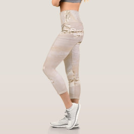 Neutraler goldener Hintergrund Capri Leggings