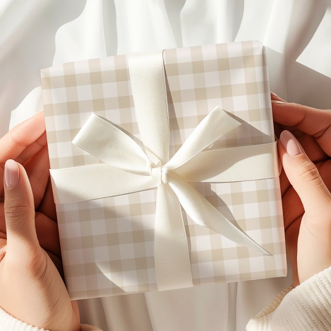 Neutrales Beige-Gingham-Festtagsmotiv Geschenkpapier (Von Creator hochgeladen)