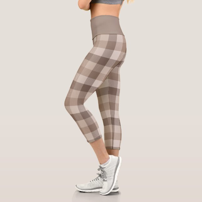 Neutrales Erdbraun Kariertes Gingham Karomuster  Capri Leggings (Links)
