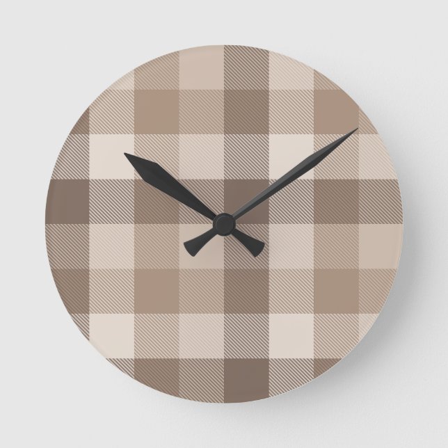 Neutrales Erdbraun Kariertes Gingham Karomuster  Runde Wanduhr (Vorderseite)