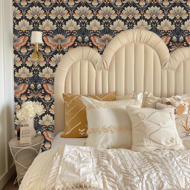 neutralfarben, mottenInspiriert Tapete (Fairycore Neutral-Colored, Moth-Inspired Wallpaper behind a cream colored headboard.)