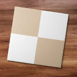 Neutronenbeige Keramik Tile Fliese<br><div class="desc">Diese neutrale Keramik ist mit einem trendigen Schachbrett in Beige und Weiß gehalten. Die Farben sind im Design-Tool anpassbar.</div>