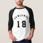 Neuverheiratete 18 T - Shirt<br><div class="desc">Die perfekte Grafik,  die neuvermählten Hochzeitsgeschenk / Bekleidung für das glückliche Paar verheiratet im Jahr 2018. Ideal für Flitterwochen,  um Ihren Status,  Ehemann und Ehefrau,  Braut und Bräutigam,  nicht Freund und Freundin oder Verlobte und Verlobte zu zeigen. Ein nachdenkliches Jubiläumsgeschenk. Ändern Sie Text und Jahr,  um Ihre Hochzeit Anzug.</div>