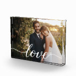 Neuvermählte Liebe Keepake Wedding Foto Custom<br><div class="desc">Freuen Sie sich auf ein unvergessliches Geschenk - dieses elegante Foto für Hochzeiten mit stilvollem Liebe-Skript mit langgezogenen Swashes. Dieser schicke und moderne Sake wurde entworfen, um ihr Lieblingsstipendium zu bewundern und ein zeitloses Foto zu schaffen, das sie für immer lieben werden. Dieser personalisierte Foto-Block ist perfekt für die Dekoration...</div>