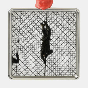 Neuzugänge, die ein Hindernis abschließen Silbernes Ornament