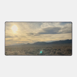 Nevada Desert Sunset – Golden Sky Over Horizon Schreibtischunterlage