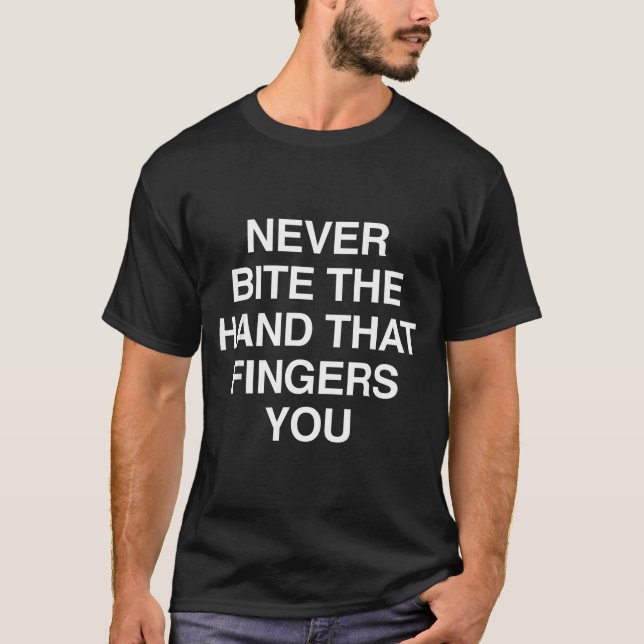 Never Bite The Hand That Fingers You Funny Sarcasm T-Shirt (Vorderseite)