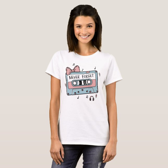 Never Forget Cassette Tape Retro T-Shirt (Vorne ganz)