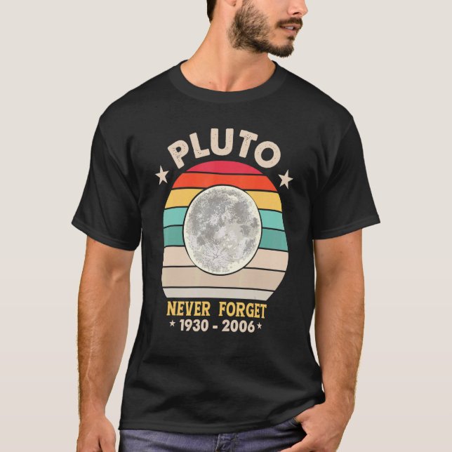 Never Forget Pluto Retro Style Space Science 1 T-Shirt (Vorderseite)