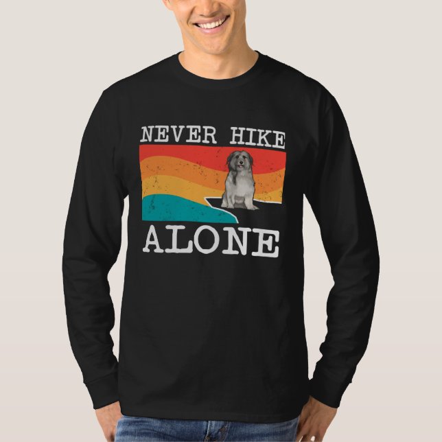 Never Hike Alone Pyrenean Shepherd Graphic Hiking T-Shirt (Vorderseite)