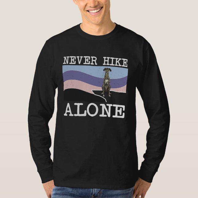 Never Hike Alone Sloughi Dog Hiking T-Shirt (Vorderseite)