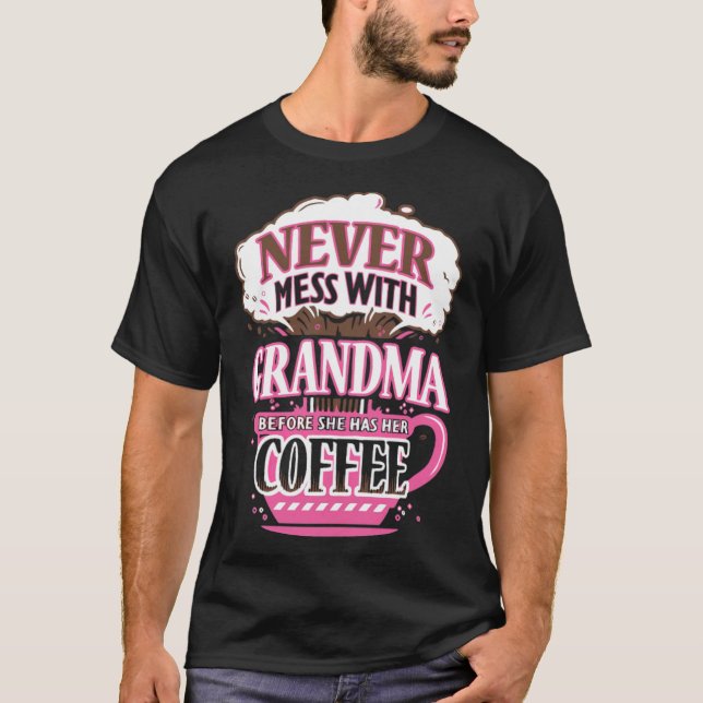 Never mess with GRANDMA befoe she has her coffee b T-Shirt (Vorderseite)